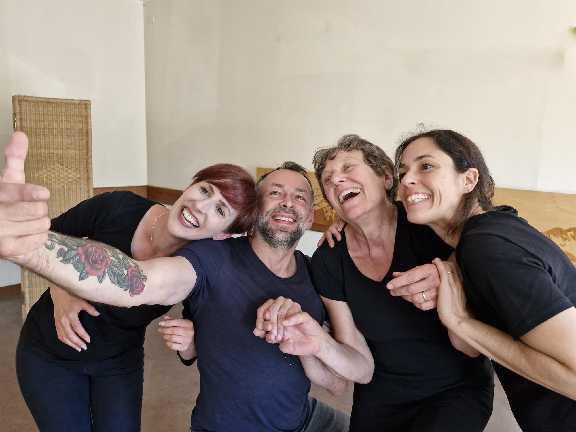 Groupe de stagiaires de Zanni Compagnie, compagnie de théâtre, souriants, en train de jouer une scène.