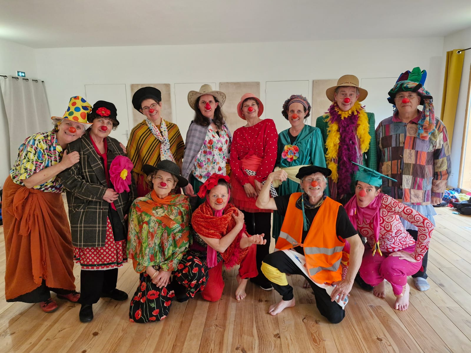 Groupe de clowns de la Zanni Compagnie de théâtre, costumes colorés et rieurs.