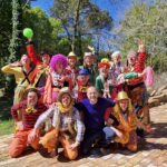 Un groupe de clowns colorés de la Zanni Compagnie à Toulouse.