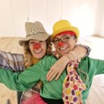 Deux artistes clownesques de la Zanni Compagnie à Toulouse.