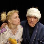 Deux acteurs de la Zanni Compagnie en pleine scène de théâtre à Toulouse.