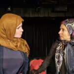 Deux femmes en conversation, costumes de scène, Zanni Compagnie à Toulouse.