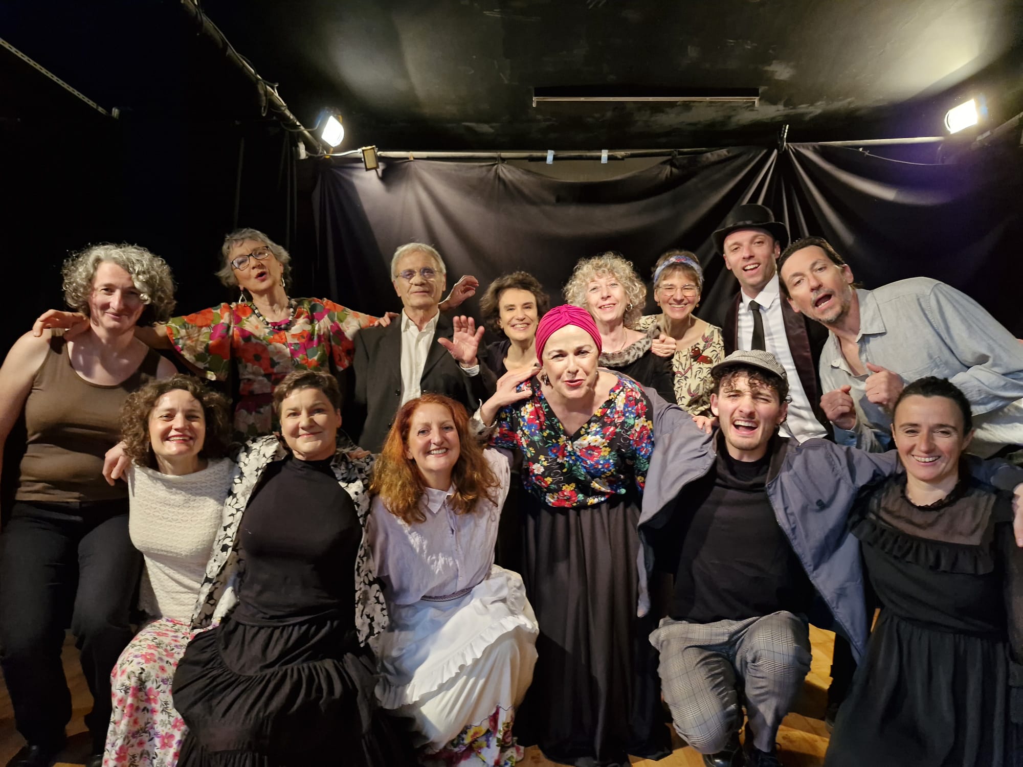 Acteurs de la Zanni Compagnie, troupe de théâtre à Toulouse, en scène.
