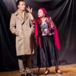Deux acteurs de la Zanni Compagnie en pleine scène de théâtre à Toulouse.