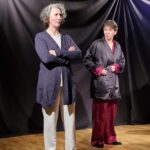 Deux actrices de la Zanni Compagnie sur scène, costumes de théâtre.