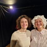 Deux comédiennes de la Zanni Compagnie à Toulouse, souriantes ensemble.