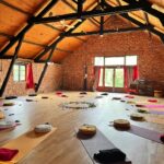 Salle de yoga avec tapis et coussins, Zanni Compagnie