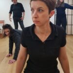 Femme en noir, expression sérieuse, Zanni Compagnie; Compagnie de théâtre à Toulouse.