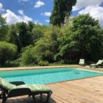 Piscine en bois avec chaises longues