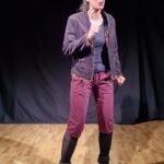 Comédienne de Zanni Compagnie en jeu sur scène à Toulouse